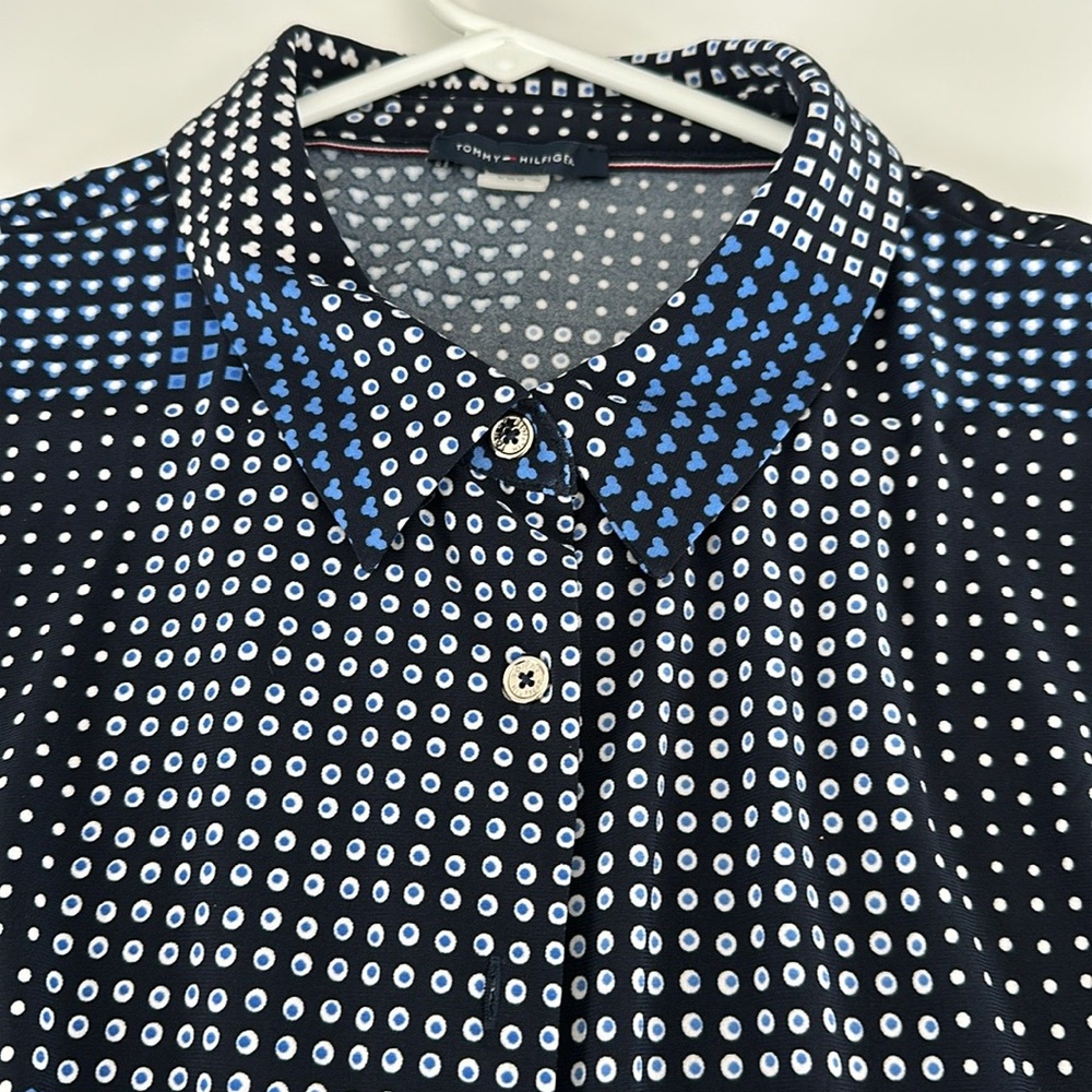 Tommy Hilfiger button down sleeveless blouse.
Size large.